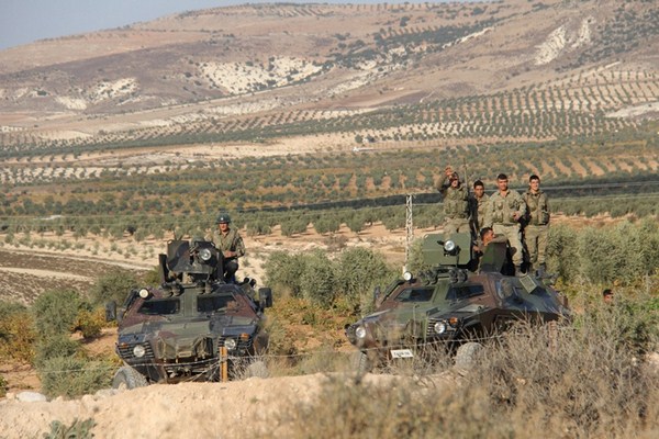 الجنود الأتراك على الحدود السورية التركية